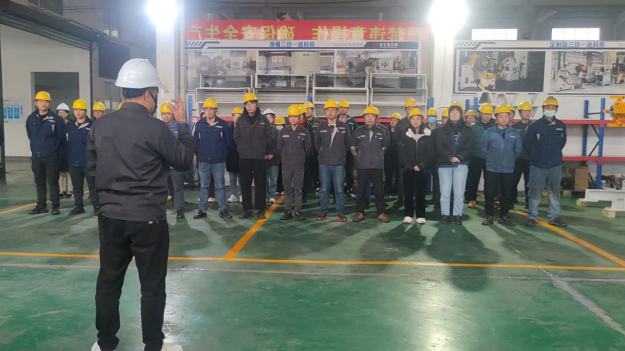 三合一送料機(jī)工廠開工 三合一送料機(jī)工廠開工