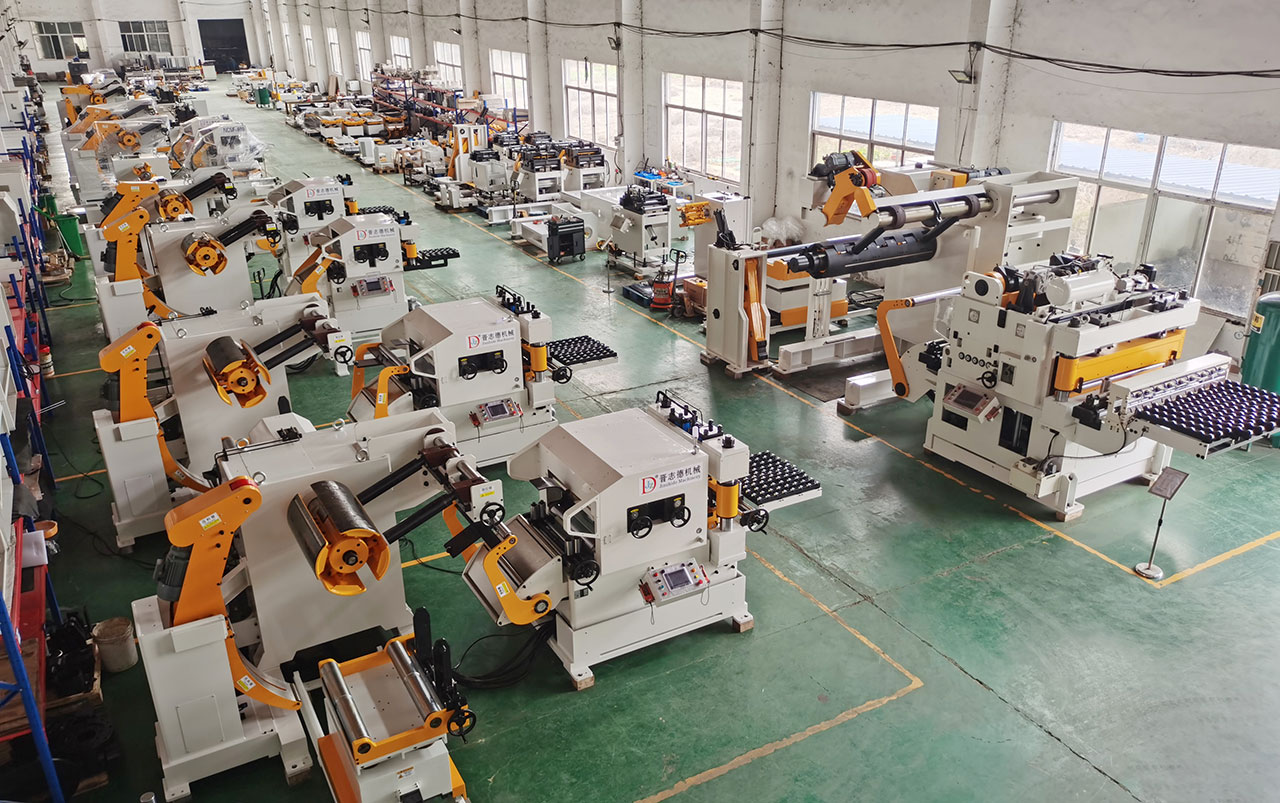 三合一送料機(jī)工廠生產(chǎn)裝配 三合一送料機(jī)工廠生產(chǎn)裝配