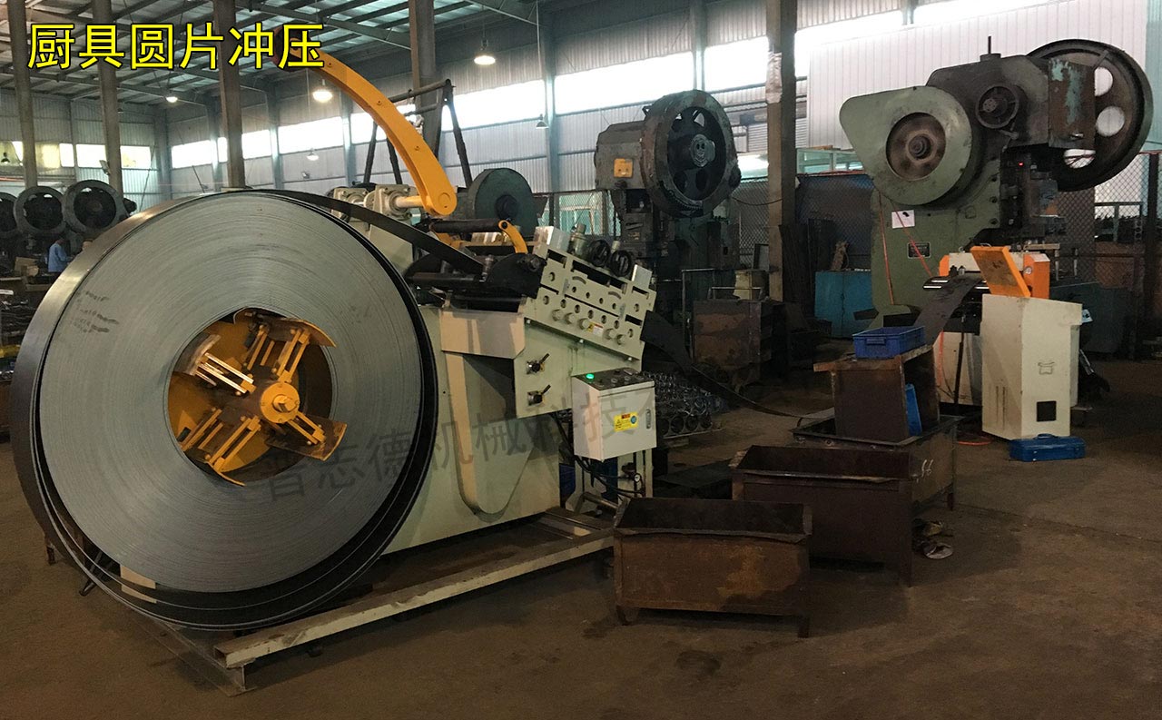 廚具圓片沖壓生產(chǎn)線,二合一數(shù)控偏擺送料機生產(chǎn)線 廚具圓片沖壓生產(chǎn)線,二合一數(shù)控偏擺送料機生產(chǎn)線