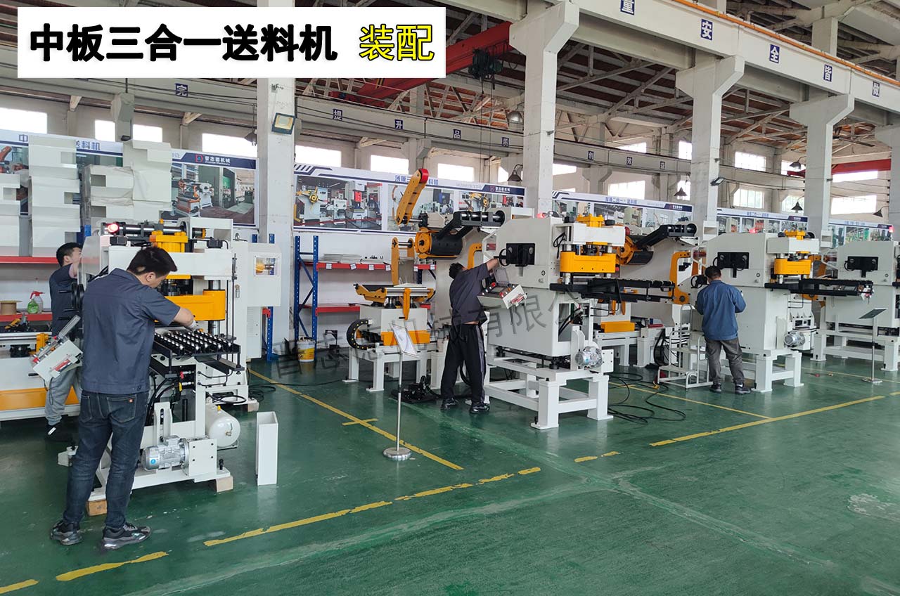 客戶考察送料機(jī)裝配現(xiàn)場 客戶考察送料機(jī)裝配現(xiàn)場