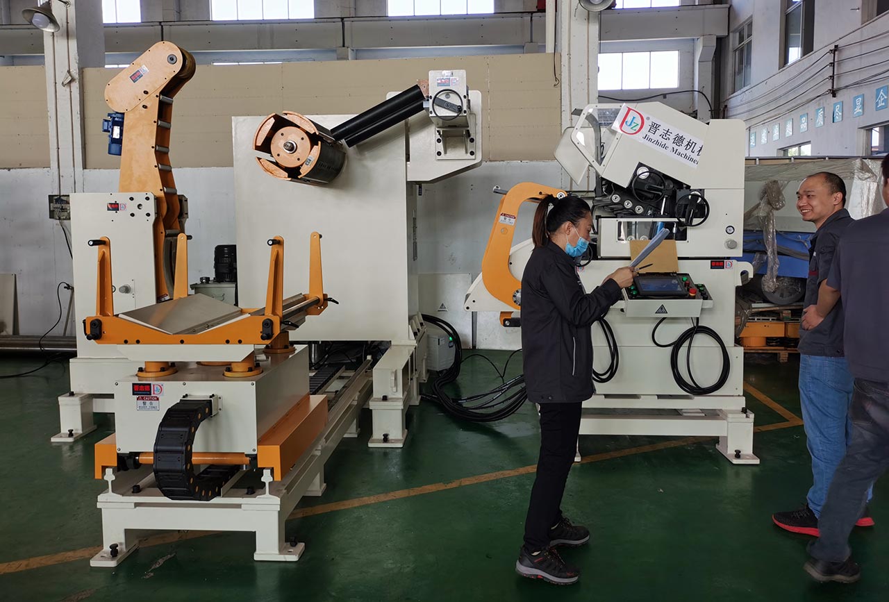 浙江校辦企業(yè)驗(yàn)收三合一送料機(jī) 浙江校辦企業(yè)驗(yàn)收三合一送料機(jī)