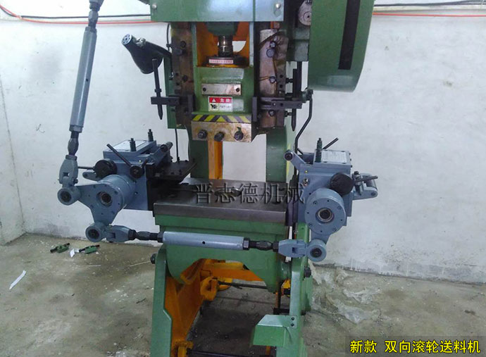 雙向滾輪送料機(jī),一送一拉式滾輪送料機(jī) 雙向滾輪送料機(jī),一送一拉式滾輪送料機(jī)